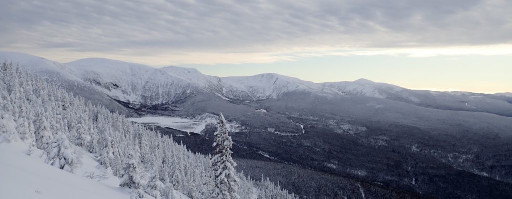 Photo panoramique des sommets des Chic-Chocs enneigés