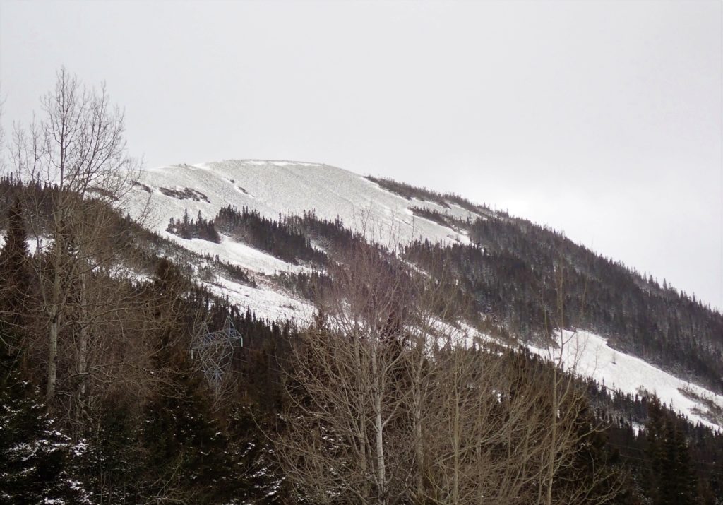 Crête enneigée d'une montagne par temps gris