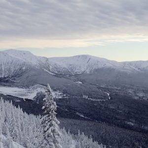 Photo panoramique des sommets des Chic-Chocs enneigés