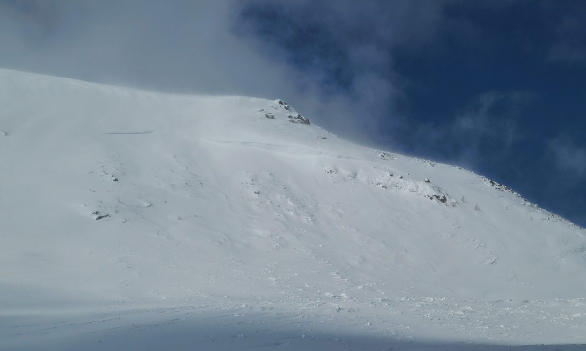 Recent avalanches (within the last 48 hours) are a sure sign of instability. Take note of the slope and its angle, as it is highly likely that other avalanches will occur on similar slopes.
