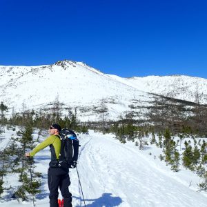Hiver chaud skieur regardant la montagne au soleil